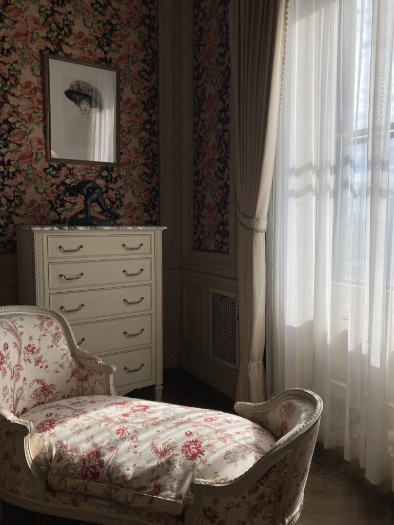 Inside Cher Horowitz’s Clueless Home: 90s Glam Decoded